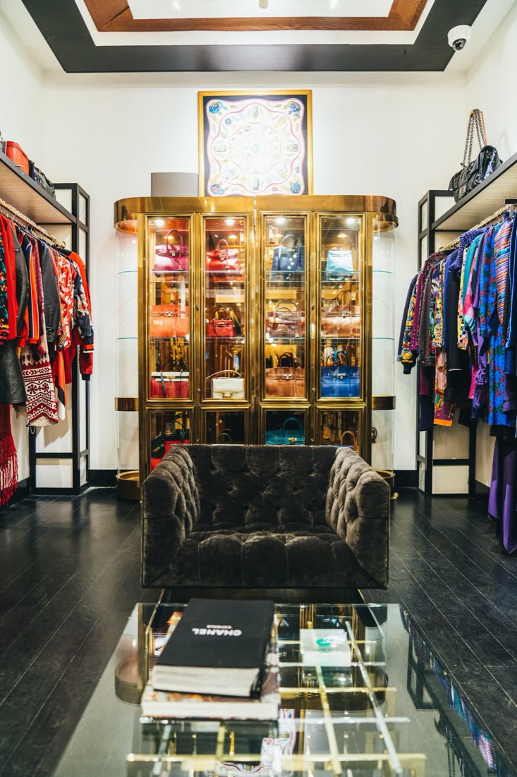 Closet com roupas e uma vitrine dourada